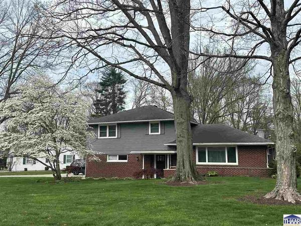 82 Briarwood, Terre Haute, IN 47803