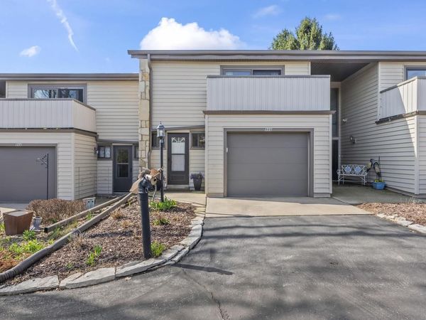 966 Valentine ROAD, Oconomowoc, WI 53066