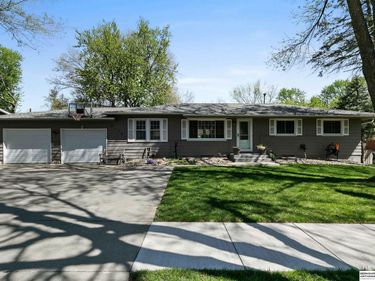 8110 S Cherrywood Drive , Lincoln, NE 68510