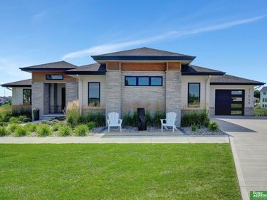 21068 Valley Circle, Elkhorn, NE 68022