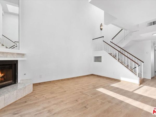 6323 Reseda Boulevard, Unit 6, Tarzana, CA 91335