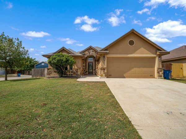 1835 LOST TRL, Pleasanton, TX 78064