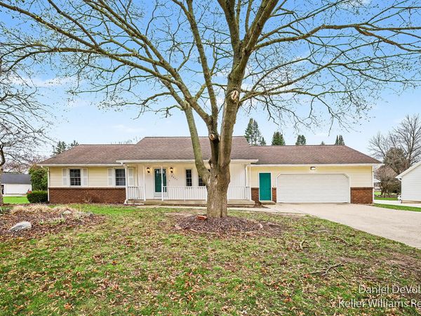 8825 Cottonwood Drive, Jenison, MI 49428
