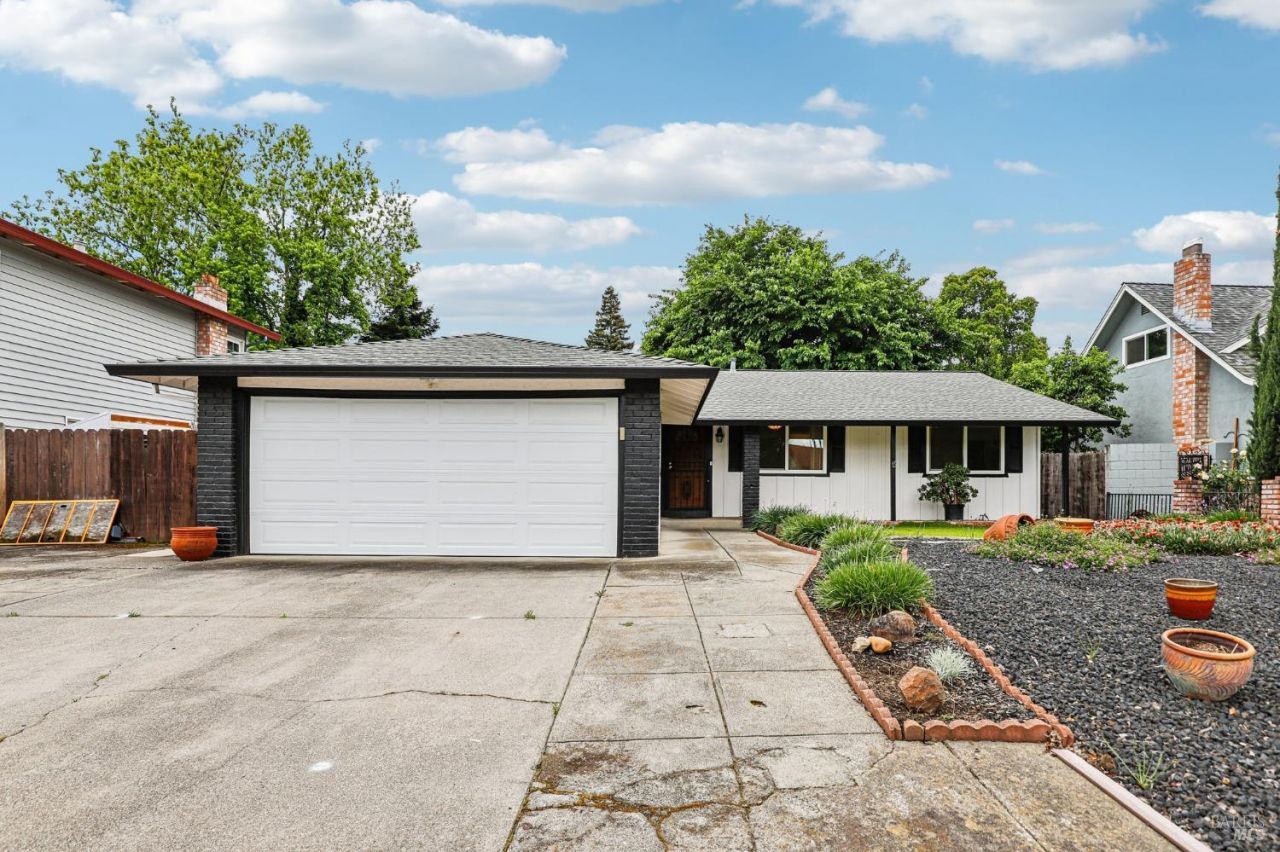 214 Albany Avenue, Vacaville, CA 95687 Main Photo