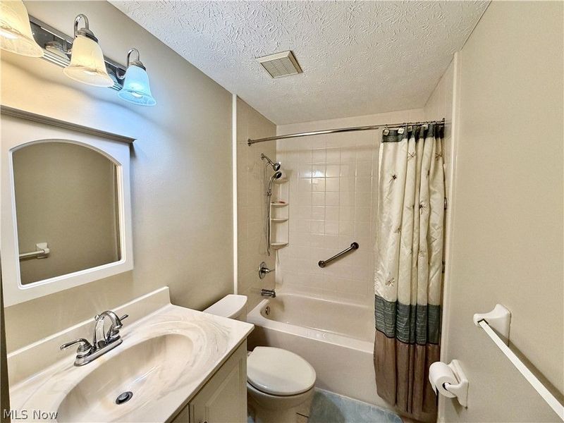 243 Greenbriar Drive, Cortland, OH 44410 Photo 23