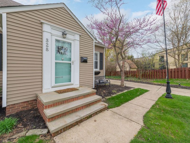 328 Oakmoor Road, Bay Village, OH 44140 Photo 2