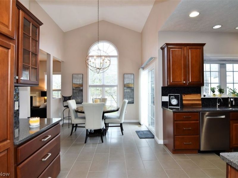 355 Hollyhock Court, Mayfield Heights, OH 44124 Photo 10