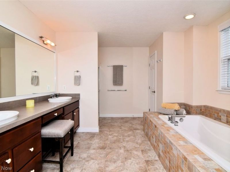 355 Hollyhock Court, Mayfield Heights, OH 44124 Photo 16