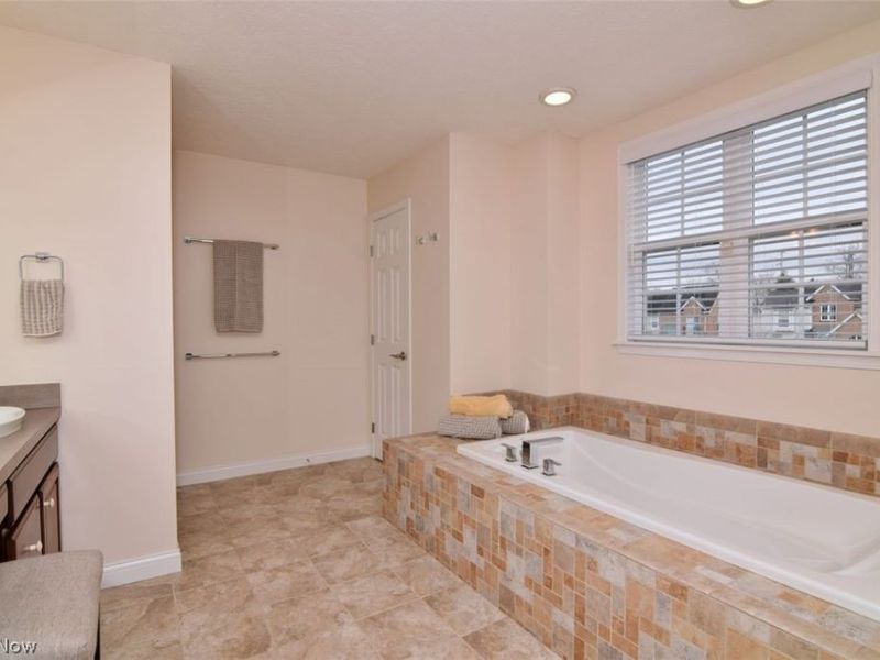 355 Hollyhock Court, Mayfield Heights, OH 44124 Photo 18