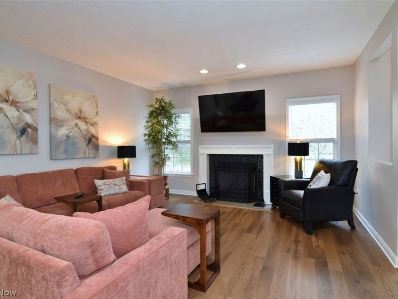 355 Hollyhock Court, Mayfield Heights, OH 44124 Photo 4