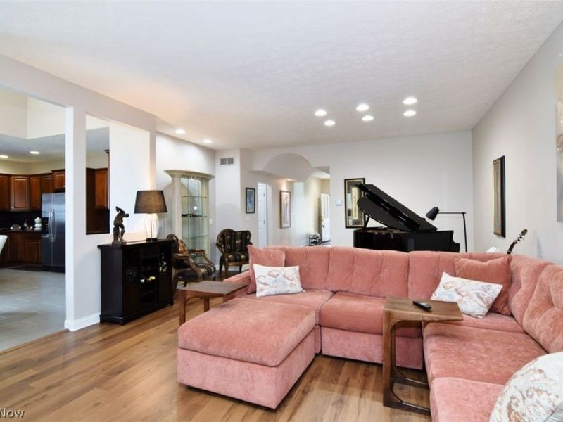 355 Hollyhock Court, Mayfield Heights, OH 44124 Photo 5