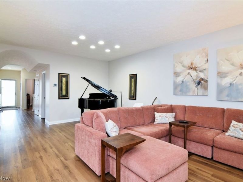 355 Hollyhock Court, Mayfield Heights, OH 44124 Photo 6