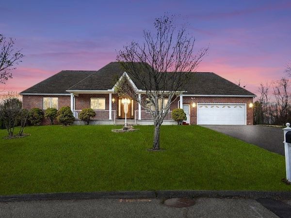 62 Parenteau Ct, Chicopee, MA 01020