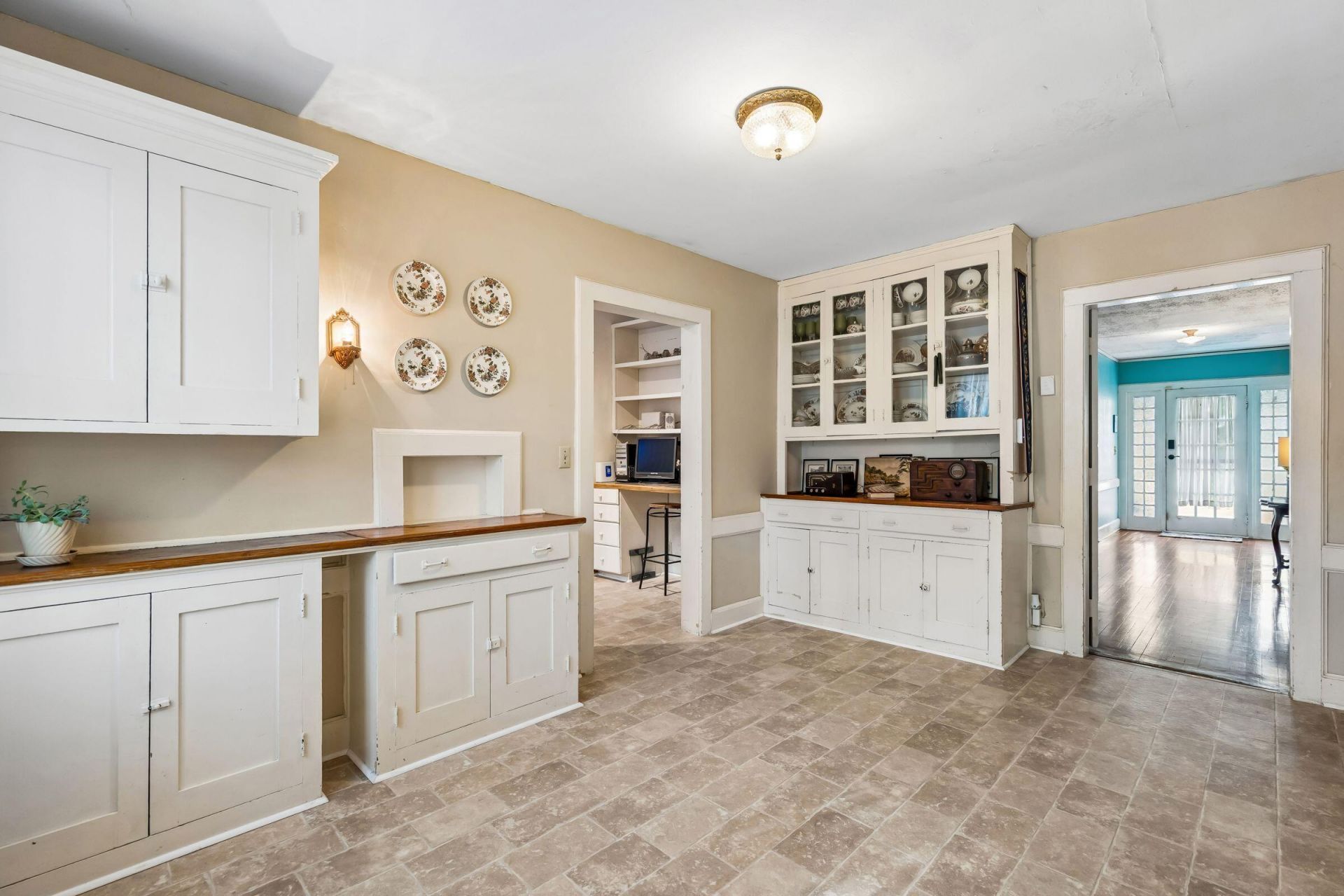 1023 Delsey Street Photo 10