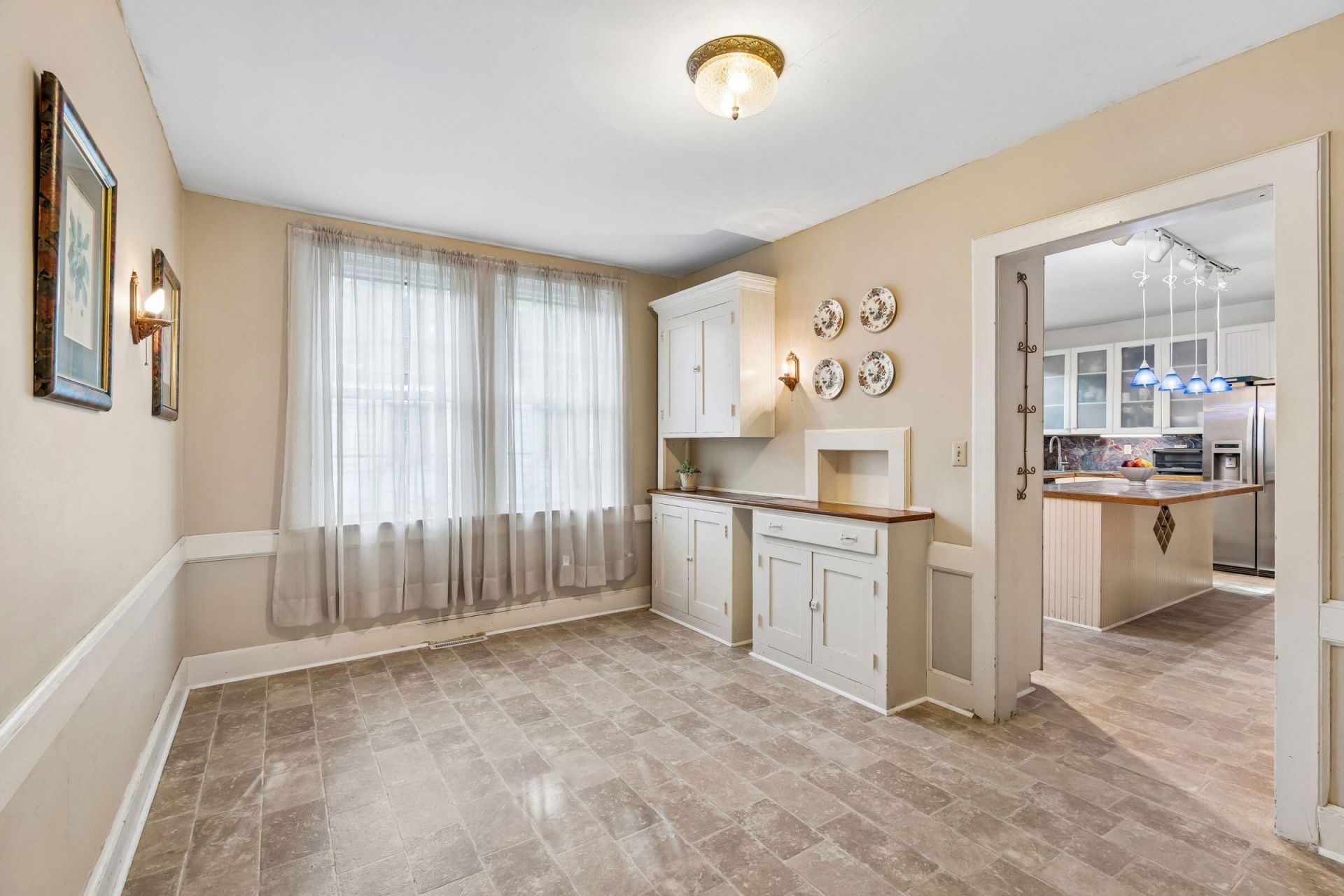 1023 Delsey Street Photo 11