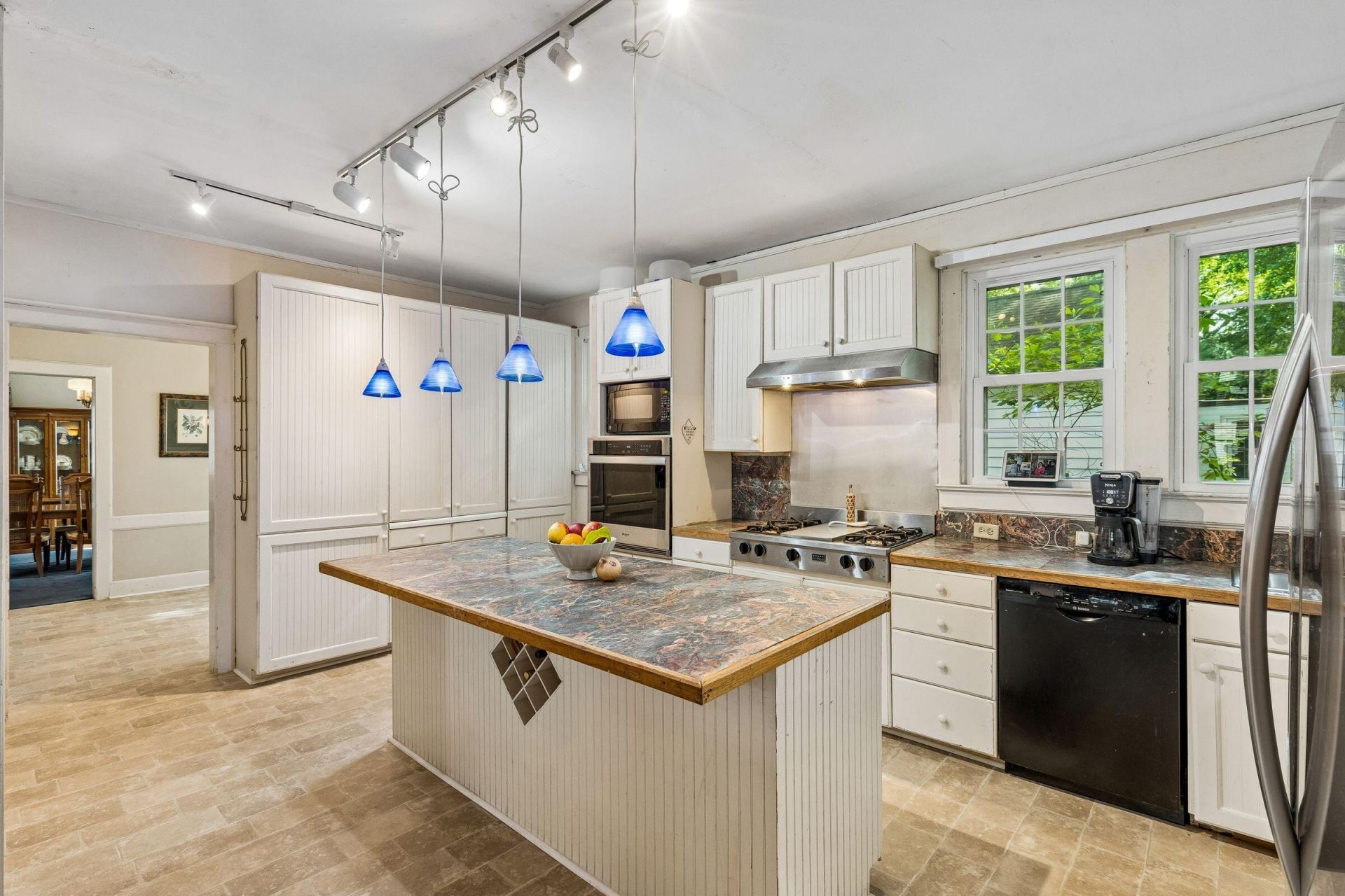 1023 Delsey Street Photo 16