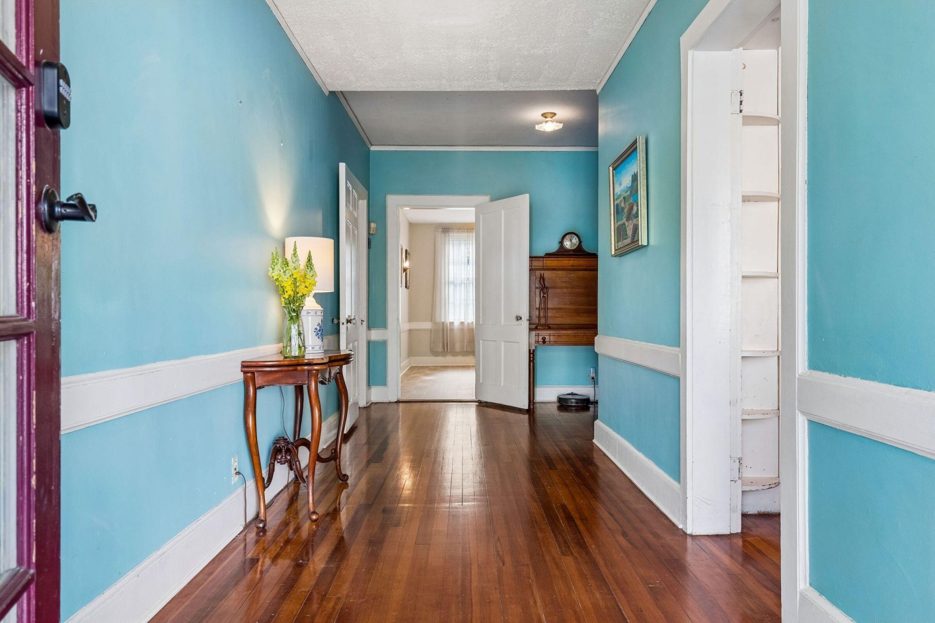 1023 Delsey Street Photo 6