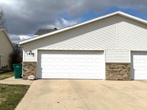 1010 Oak Place, West Fargo, ND 58078