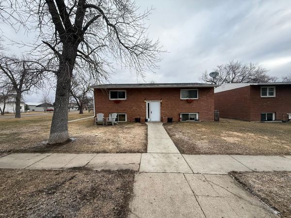 418 2nd Ave SW , Hillsboro, ND 58045