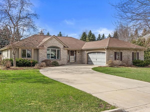 925 Greenway TERRACE, Hartland, WI 53029
