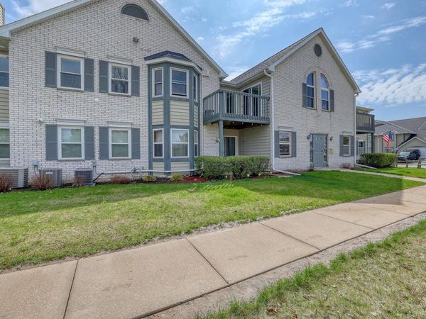 N25W24069 River Park DRIVE, Unit 10, Pewaukee, WI 53072