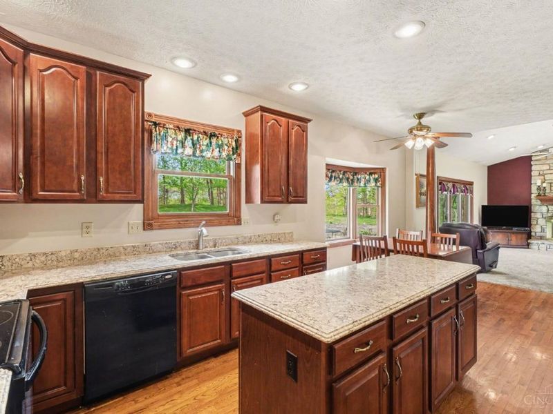 6291 Ashbourne Place, Green Township, OH 45233 Photo 4