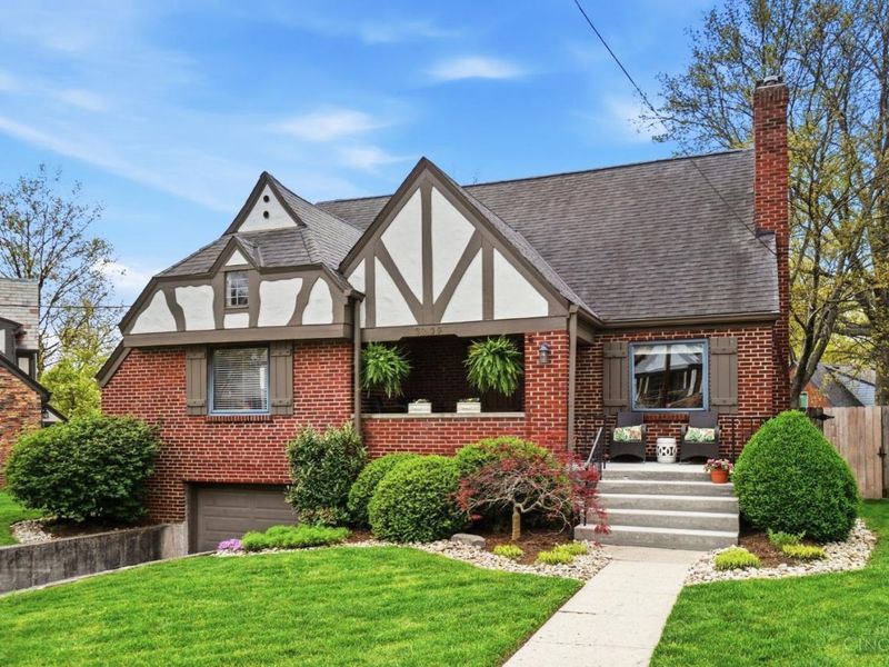 3239 Ashwood Drive, Cincinnati, OH 45213 Photo 2