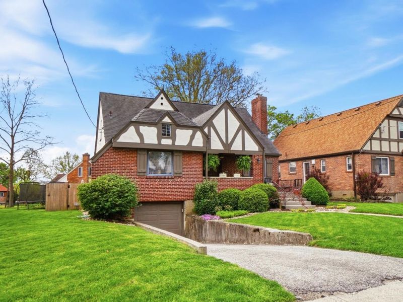 3239 Ashwood Drive, Cincinnati, OH 45213 Photo 3