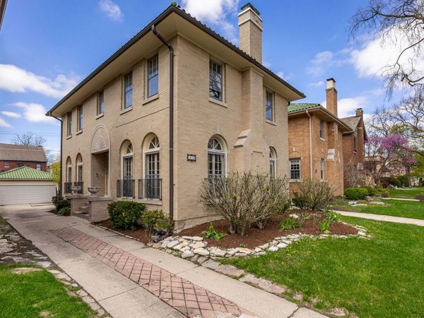 1215 N Linden Avenue , Oak Park, IL 60302