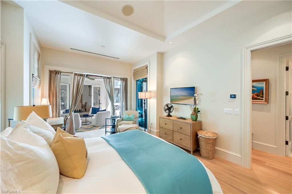 42 6th St S, Naples, FL 34102 Photo