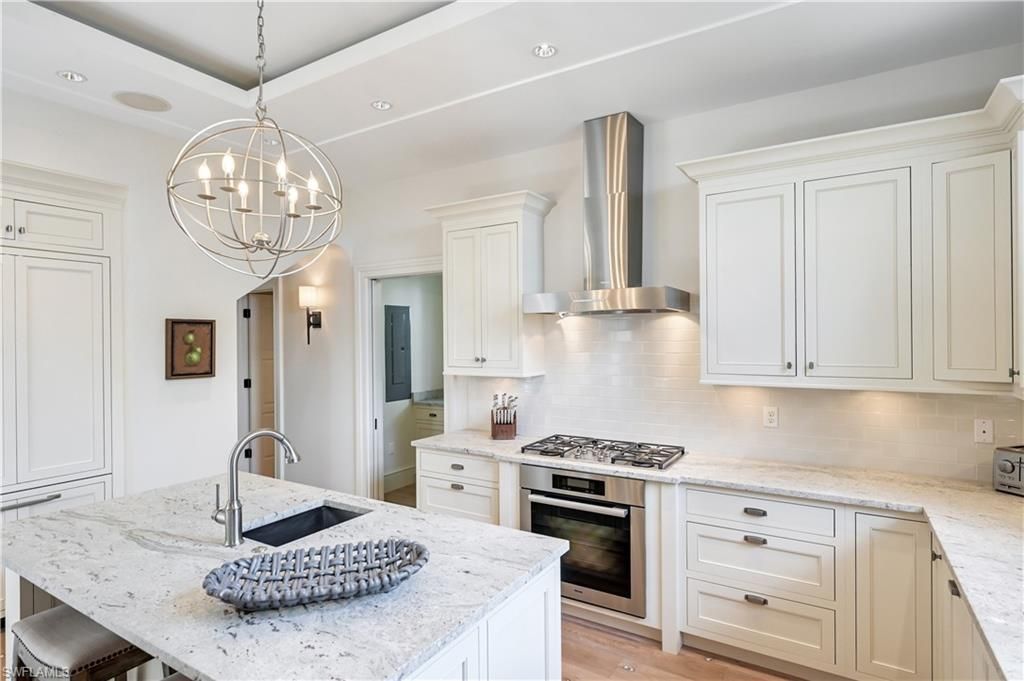 42 6th St S, Naples, FL 34102 Photo