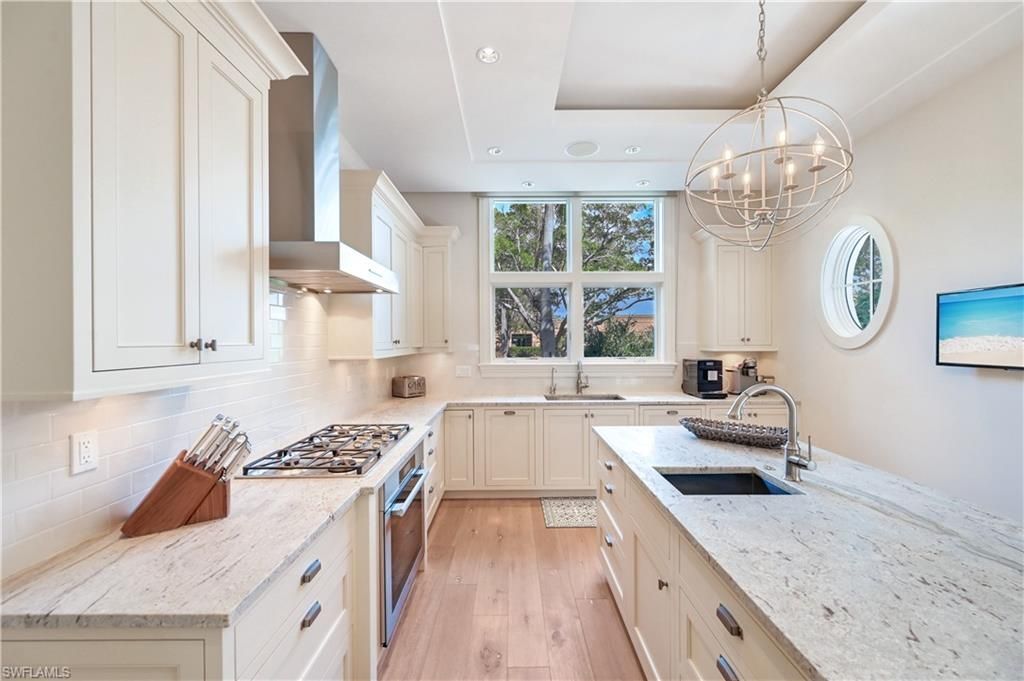 42 6th St S, Naples, FL 34102 Photo