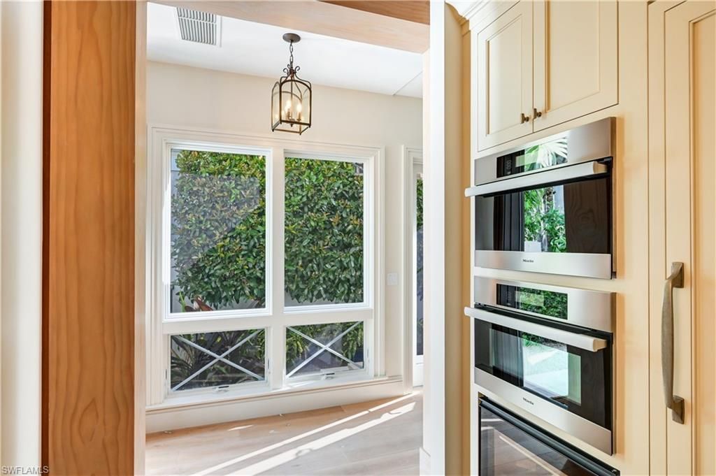 42 6th St S, Naples, FL 34102 Photo