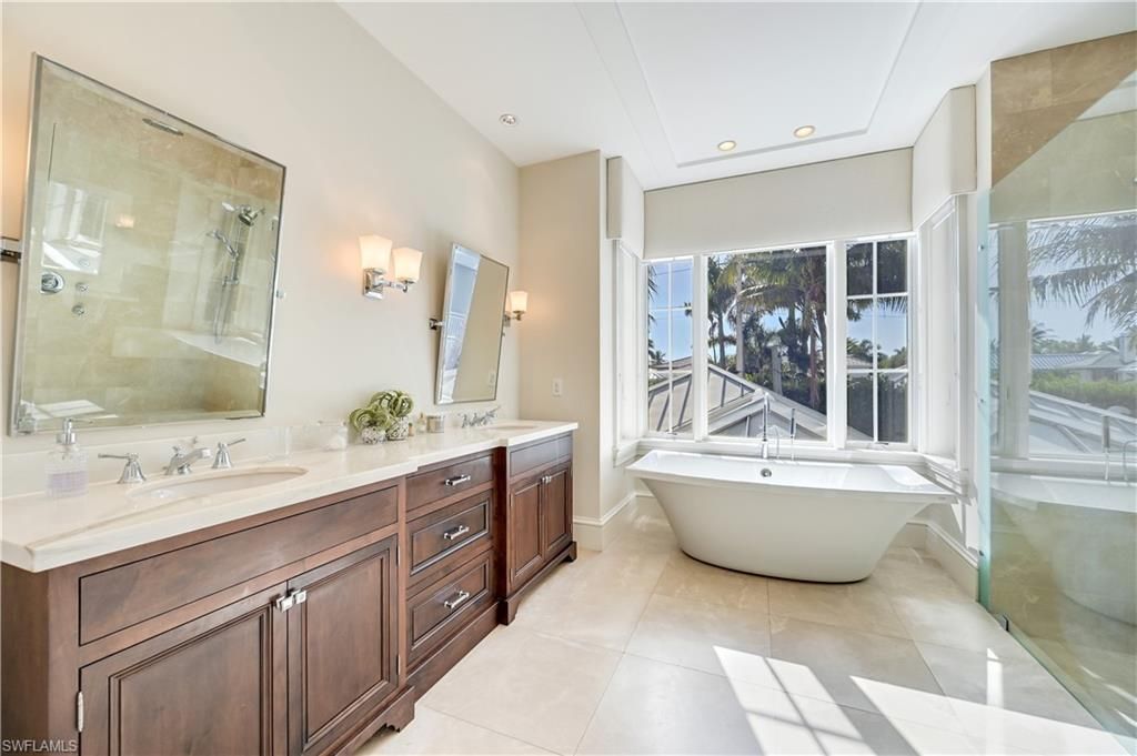 42 6th St S, Naples, FL 34102 Photo