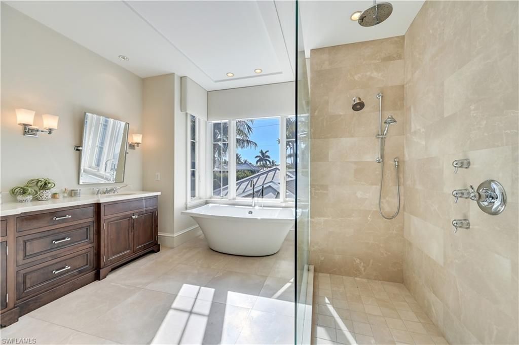 42 6th St S, Naples, FL 34102 Photo