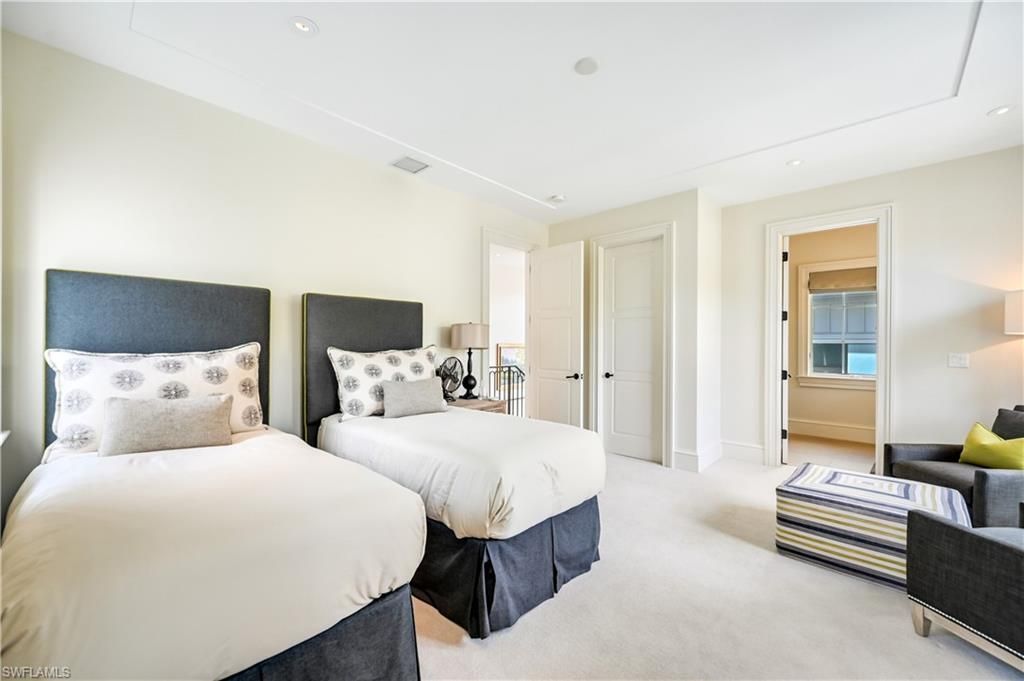 42 6th St S, Naples, FL 34102 Photo