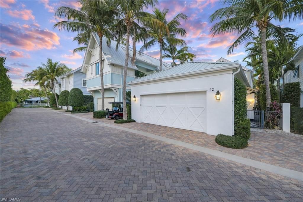 42 6th St S, Naples, FL 34102 Photo