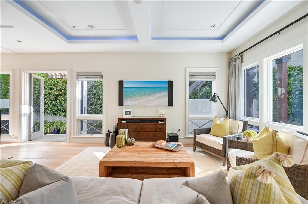 42 6th St S, Naples, FL 34102 Photo