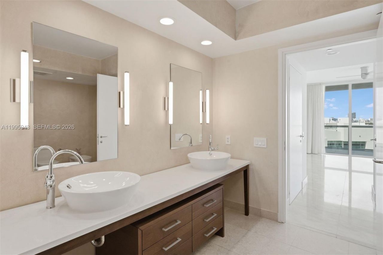 450 Alton Rd, Unit 910, Miami Beach, FL 33139 Photo