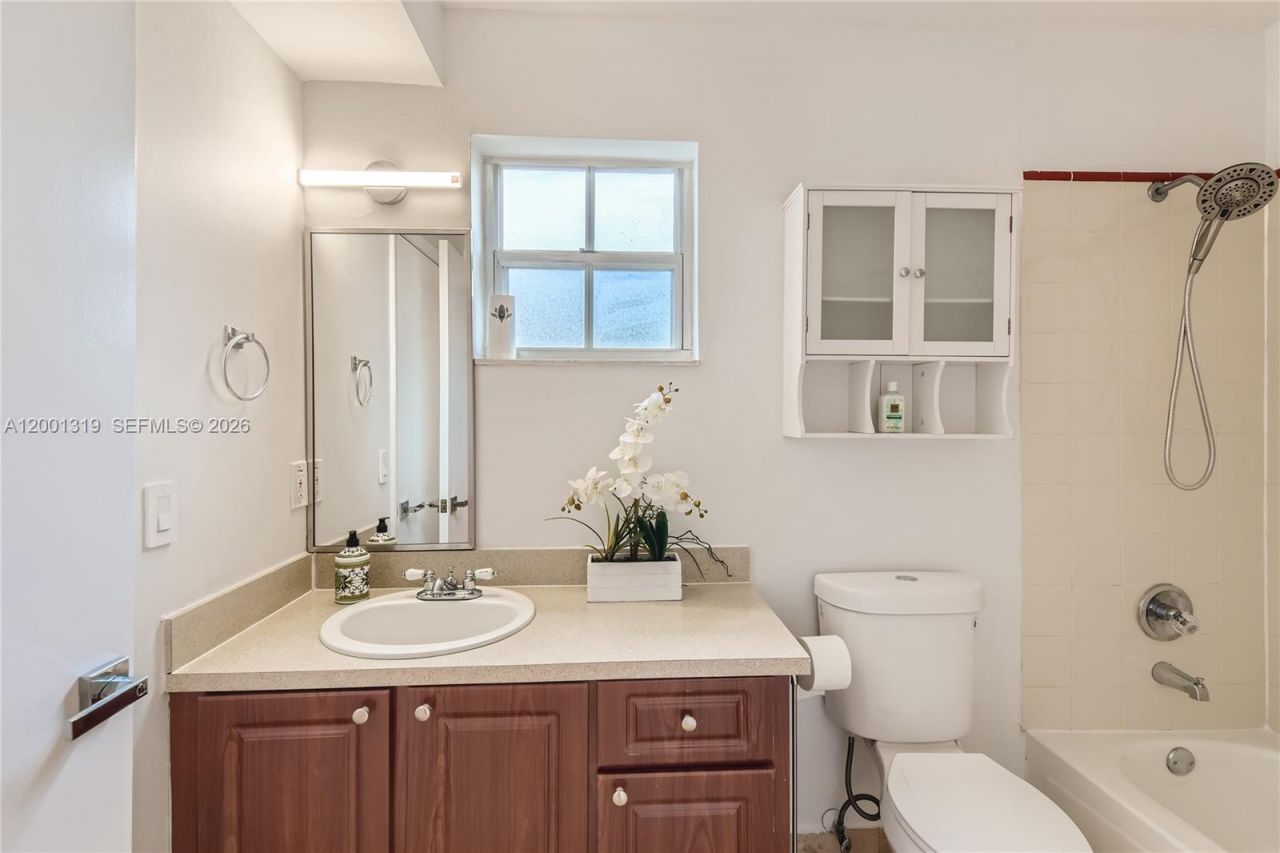 29 Santillane Ave, Unit 2, Coral Gables, FL 33134 Photo