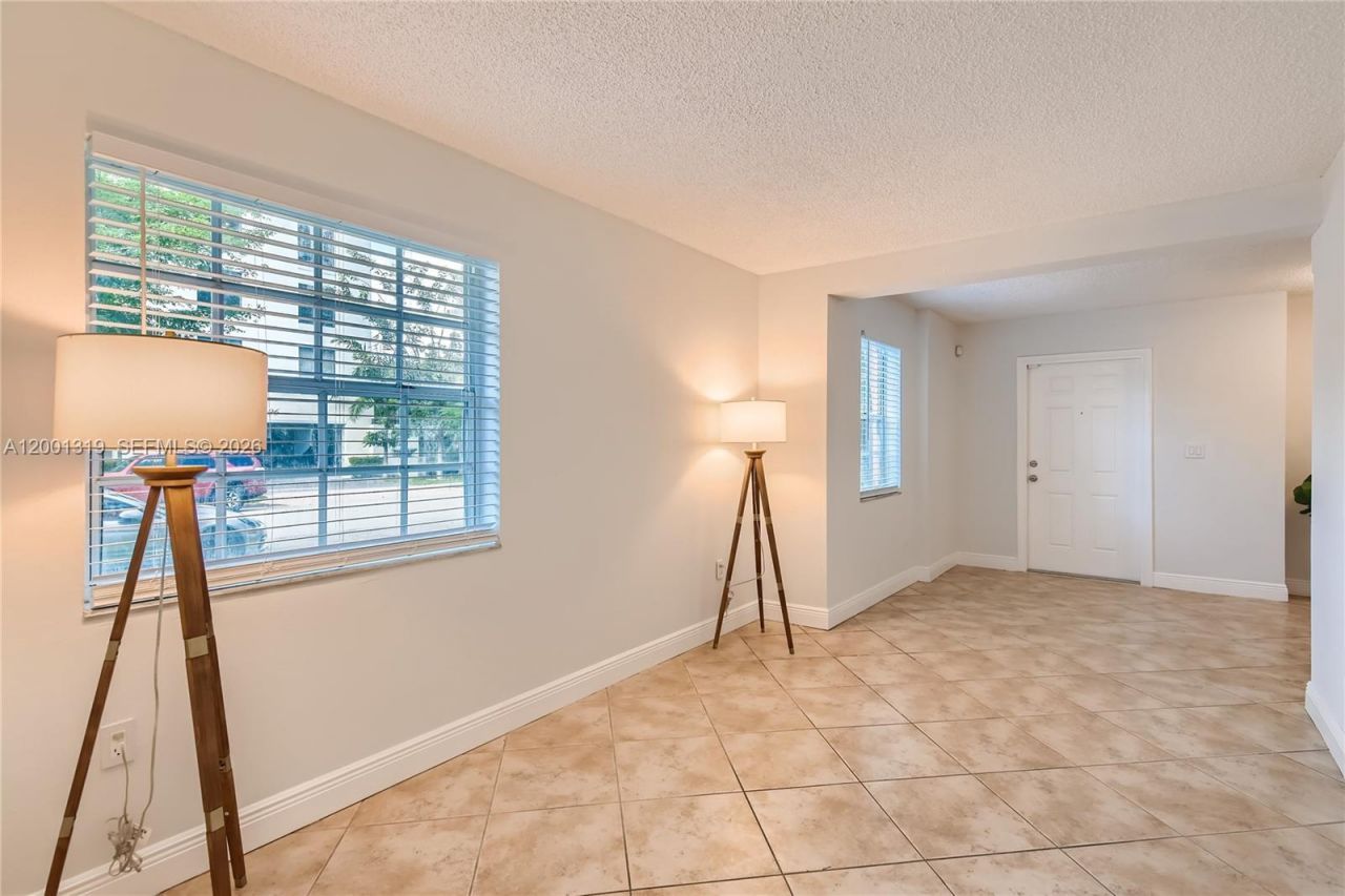 29 Santillane Ave, Unit 2, Coral Gables, FL 33134 Photo