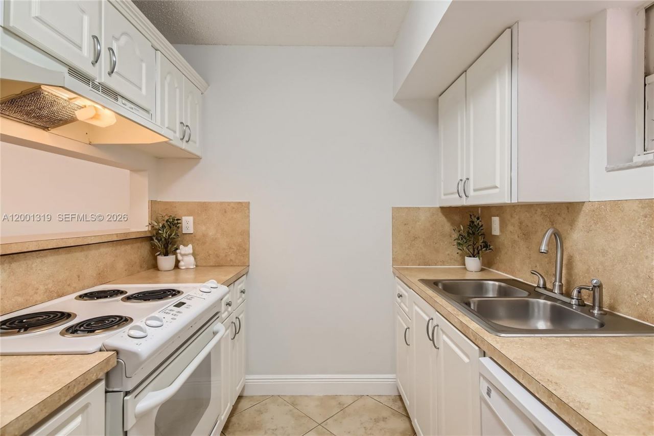 29 Santillane Ave, Unit 2, Coral Gables, FL 33134 Photo