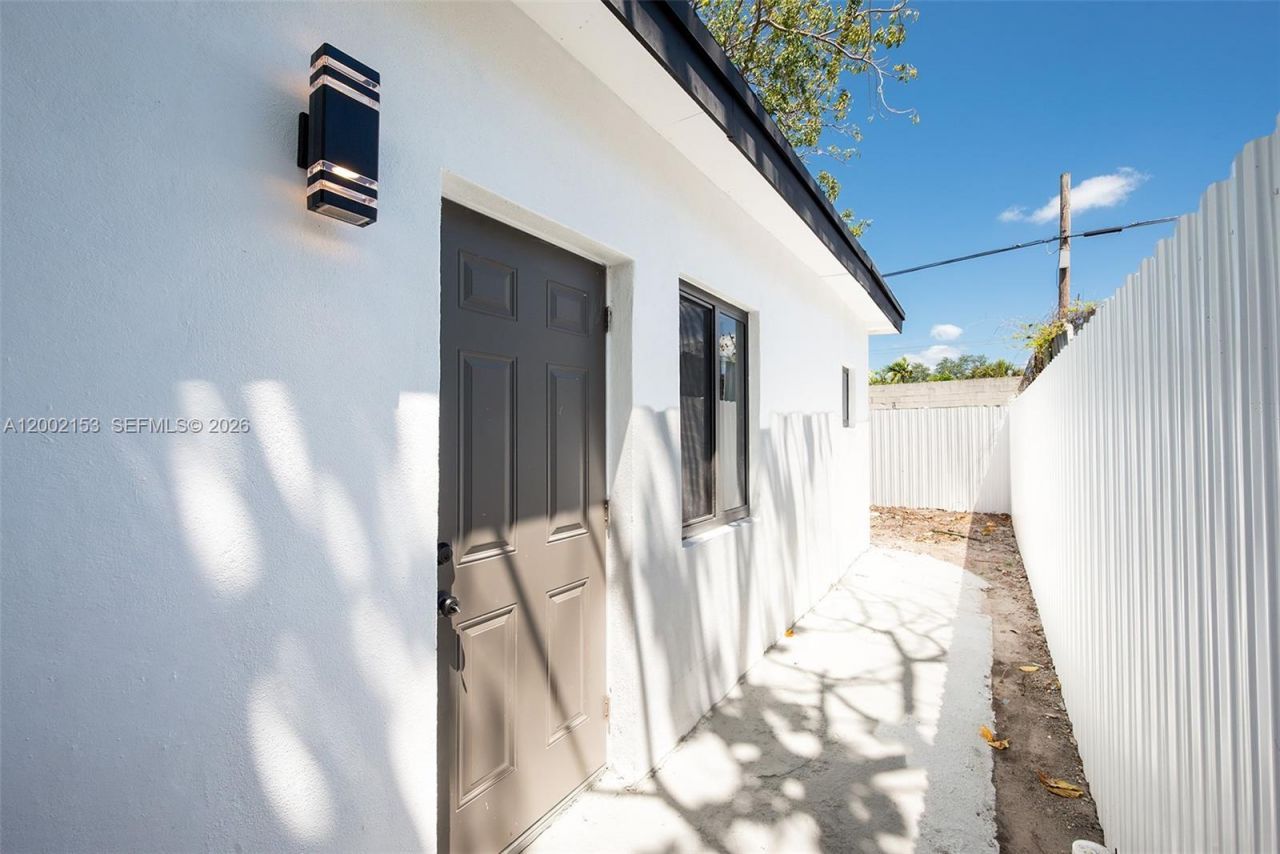 1385 NW 28th St, Miami, FL 33142 Photo