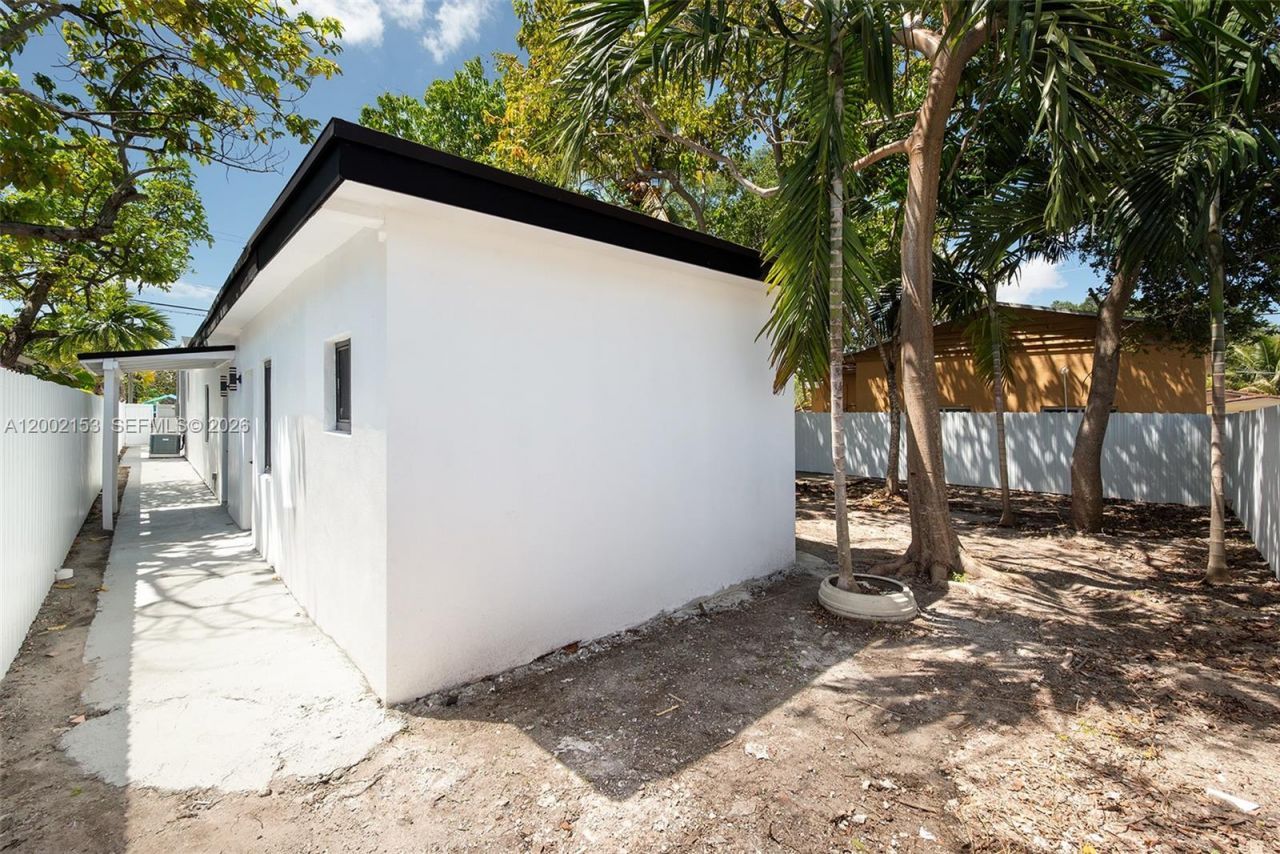 1385 NW 28th St, Miami, FL 33142 Photo