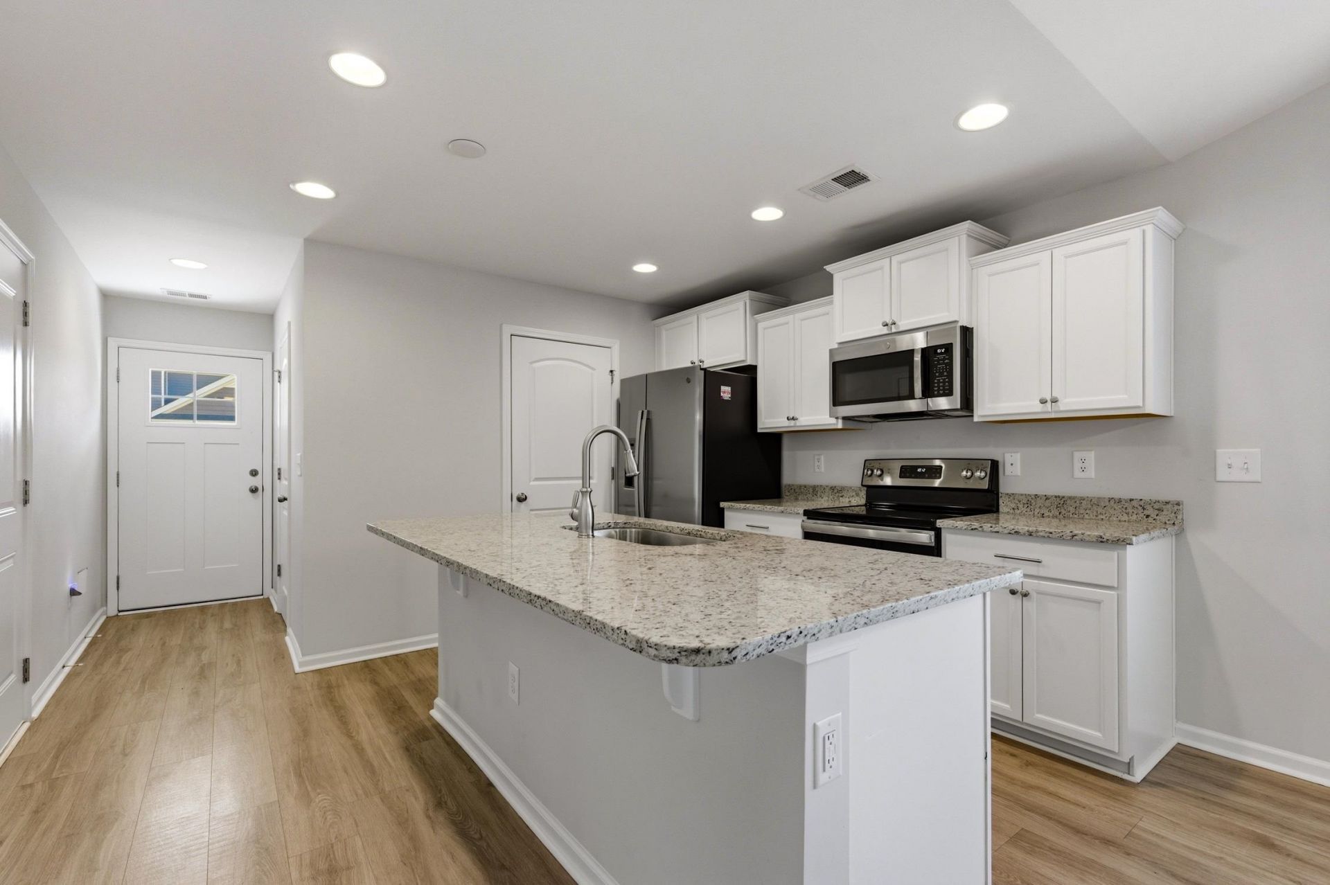 156 Machrie Loop  Photo 4