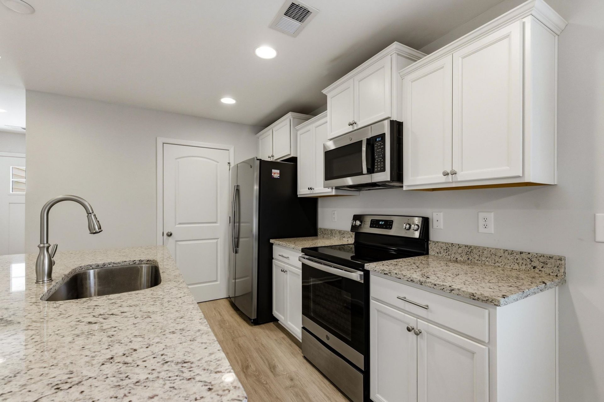 156 Machrie Loop  Photo 6