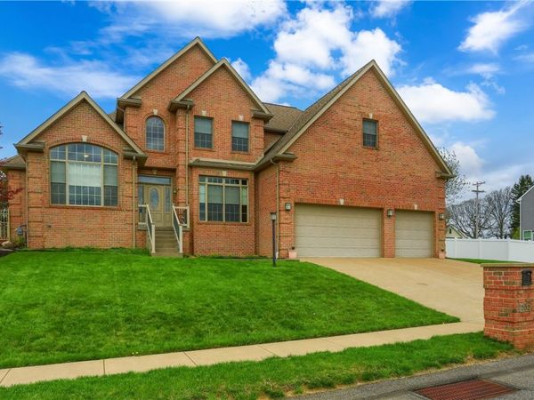 202 Keystone Xing , Clinton, PA 15026