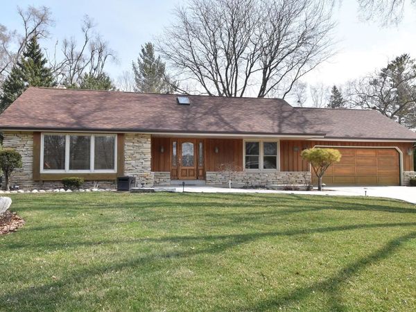 10570 W Pallottine DRIVE, Greenfield, WI 53228
