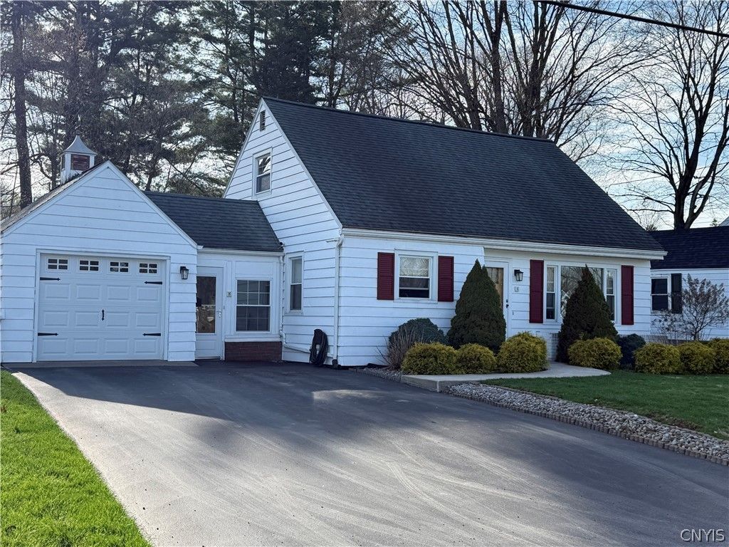 8 Janet, New Hartford, NY 13413 Main Photo