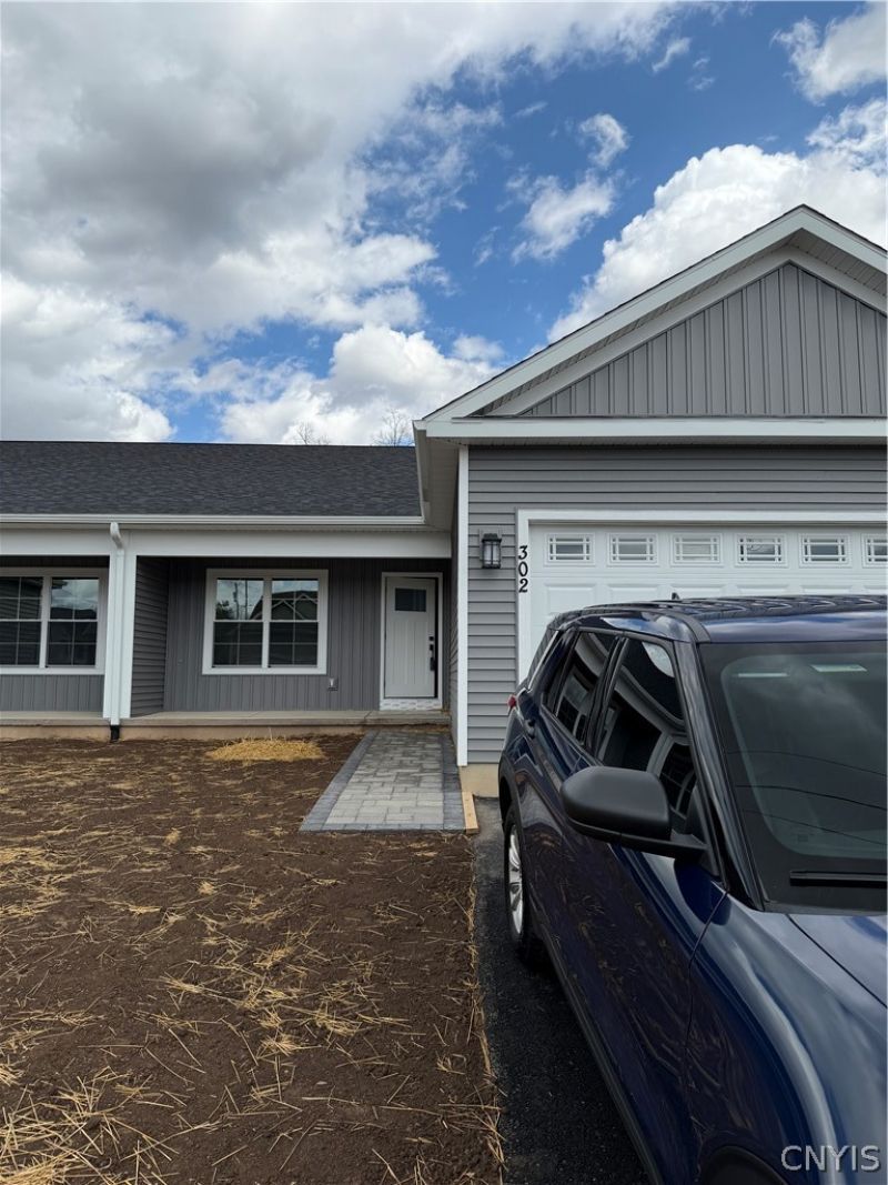 302 Nicks Way , Syracuse, NY 13209 Main Photo